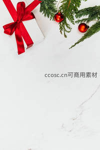 圣诞松枝与红球环绕白色礼盒