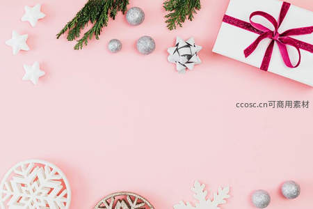 粉色背景上的圣诞装饰与礼物盒