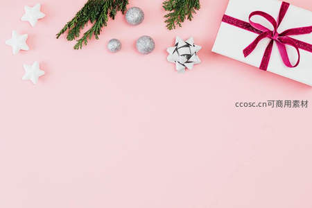 粉色底圣诞元素平铺构图