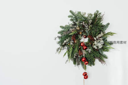 绿植红果圣诞花环悬挂墙面