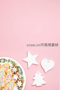 粉色背景上的圣诞饼干与装饰挂件