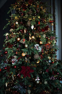 华丽装饰的圣诞树闪烁温暖灯光