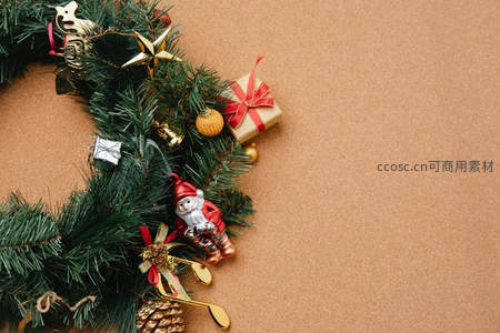 棕色背景上的圣诞花环与礼物装饰