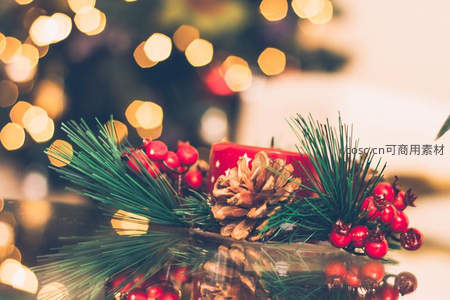 烛光松果与浆果的温暖圣诞