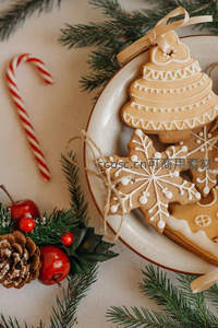 雪花造型姜饼与糖果拐杖