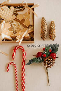 礼盒装姜饼与圣诞元素平铺