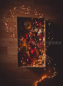 暖光灯串缠绕圣诞彩球礼盒