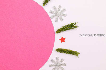 粉色背景上的圣诞装饰元素