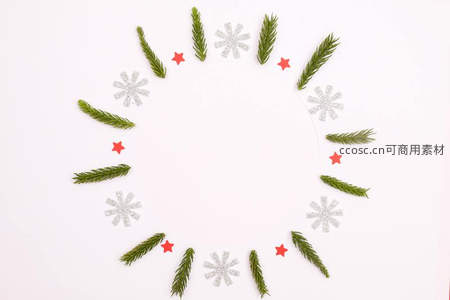 松枝与雪花组成的圆形框架