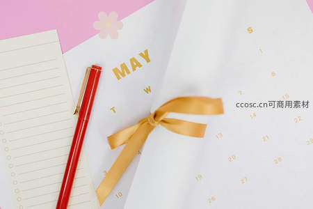 五月日历笔记本与金色丝带的清新桌面