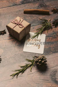 木质背景上的圣诞礼物与祝福卡片