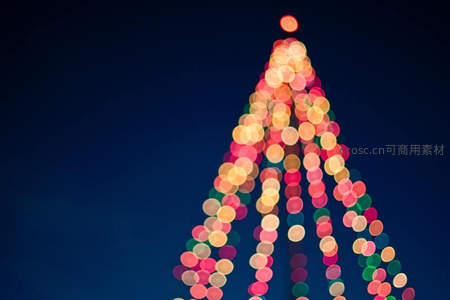 梦幻光斑构成的圣诞树轮廓