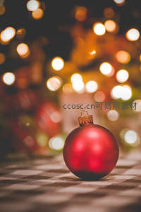 暖光背景下的红色圣诞球