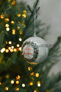 圣诞树上的闪亮装饰球特写