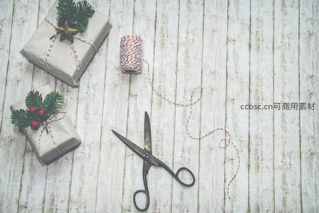 木质背景上的圣诞礼物与剪刀