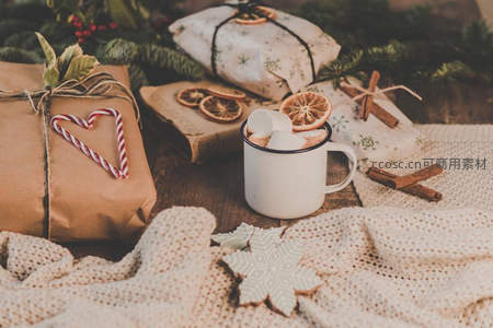 冬日暖饮与手作礼物的温馨场景