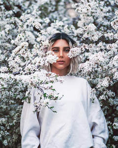 樱花树下白衣女子与繁花相映成趣