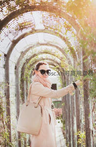 藤蔓拱廊下的优雅漫步