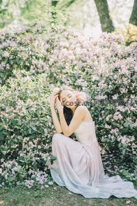 花丛中静坐的少女