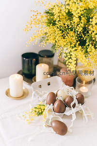 复活节巧克力蛋与含羞草的节日布置