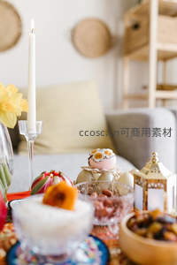 温馨客厅节日餐桌布置蜡烛点心