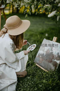 户外写生，画家沉浸于自然之美