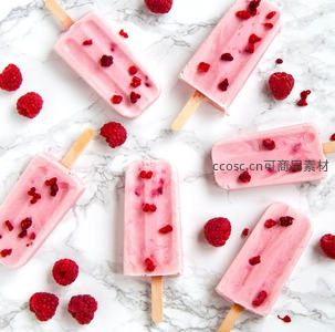 大理石台面上的覆盆子冰棒