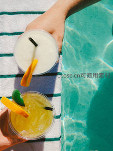 泳池边手捧清凉饮品，夏日度假的惬意瞬间
