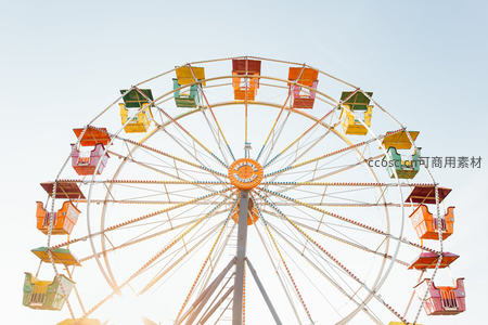 晴空下五彩缤纷的摩天轮仰拍