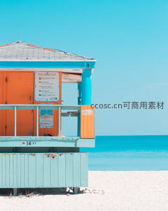 海滩救生站与碧海蓝天的夏日风情
