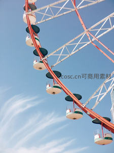 蓝天下的摩天轮局部特写