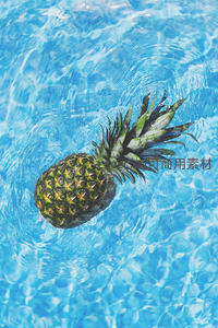 菠萝漂浮在清澈的蓝色水面