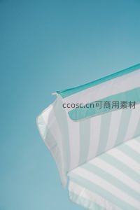 条纹遮阳伞一角与蔚蓝天空