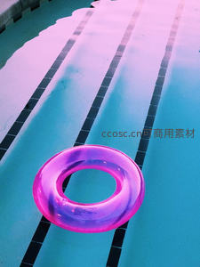 泳池中的霓虹粉浮圈