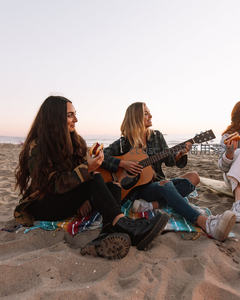 沙滩吉他弹唱朋友欢聚时刻