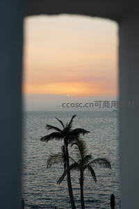 窗框中的热带日落海景