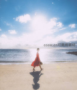 红裙女子独行沙滩沐浴阳光