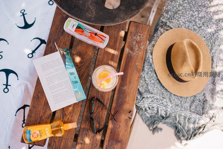 木桌上的夏日海边度假小物