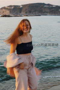 海边奔跑女孩发丝飞扬微笑