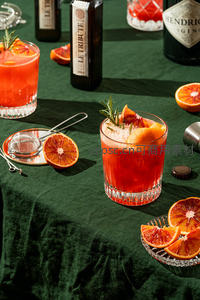 血橙鸡尾酒特写，绿布衬托清新诱人