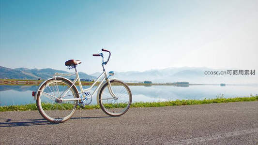 湖畔公路旁的复古单车静景