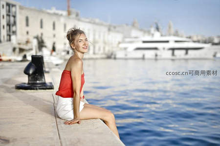 港口边微笑女子享受海滨时光