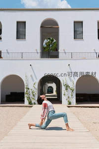 庭院瑜伽伸展，白色拱廊下的静谧时光