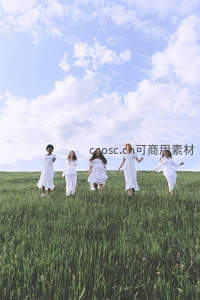 五位白衣女子在绿野蓝天中奔跑欢笑
