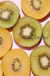 切开的奇异果果肉饱满色彩诱人