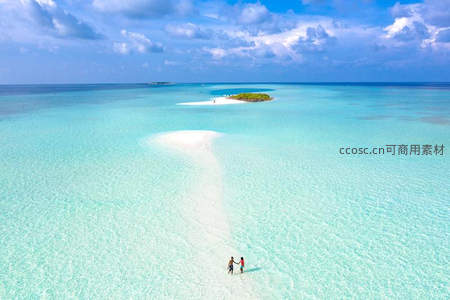 情侣漫步浅滩小岛航拍视角