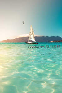 碧海蓝天下的孤帆远影