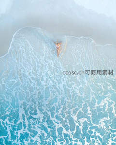 航拍视角下的海浪与泳者