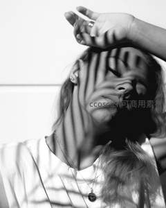 光影交错中的沉思女子