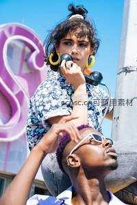 街头时尚情侣的活力瞬间